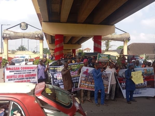Ibadan Circular Road Corridor: Residents block roads, stage peaceful protest