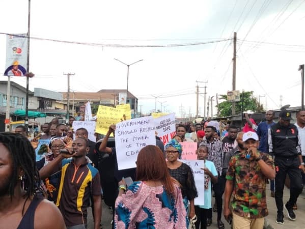 Surulere residents protest Lagos Government?s takeover of Baptist School land