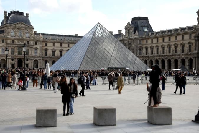 Louvre museum to hike entrance fee by 45% for non-European visitors
