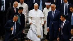 Pope Leo visits Istanbul’s Blue Mosque