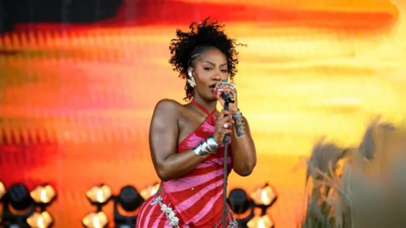 Man ?kisses? Tems on stage, denies wife during concert