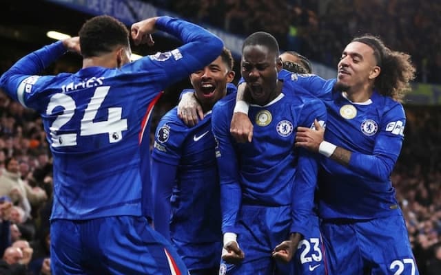 Arsenal fight back to snatch point at 10-man Chelsea