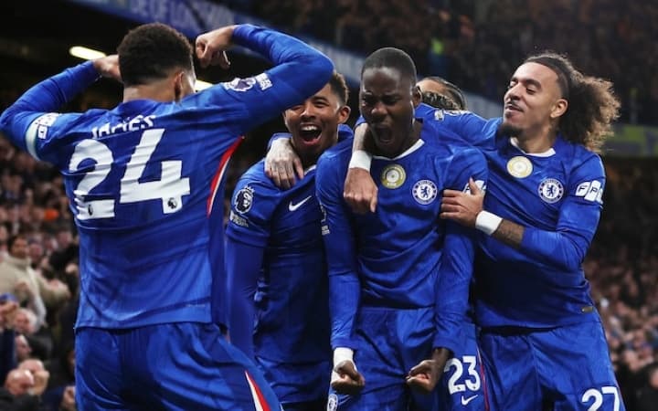 Arsenal fight back to snatch point at 10-man Chelsea