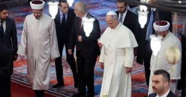 Pope removes shoes but doesn't pray on visit to Istanbul's Blue Mosque