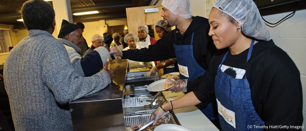 Americans give back on Thanksgiving