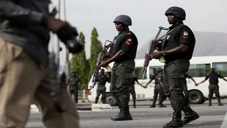Police, vigilante arrest suspected bandits in Edo hotel
