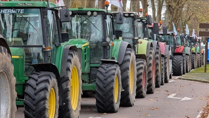 French farmers persist road blockades despite Christmas