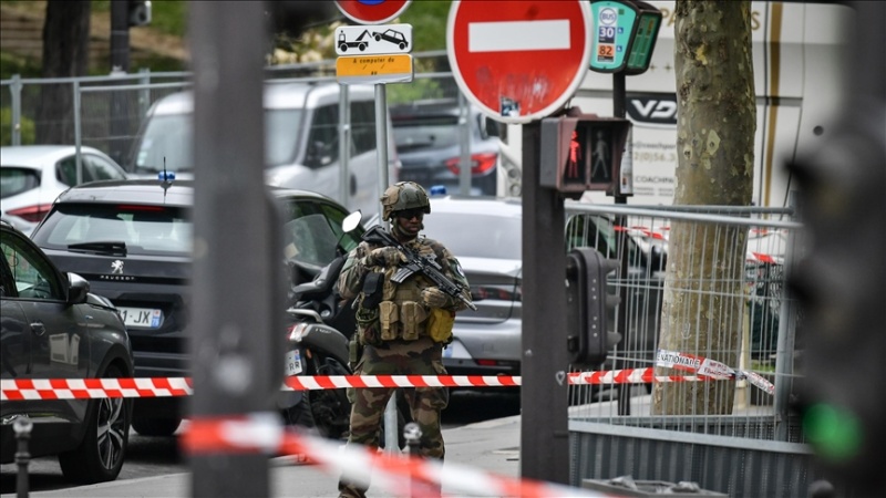 3 women injured in knife attack on Paris metro