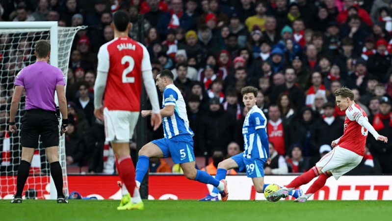 Arsenal dig deep to beat Brighton and reclaim top spot, Wirtz scores first Liverpool goal as Reds go fourth