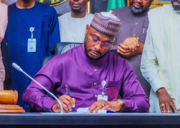 Excitement as Governor Lawal ends stranded crescent varsity students’ travails