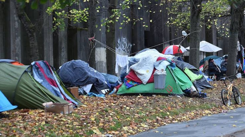 Nigerians sleep in waste bins amid UK deportation threat