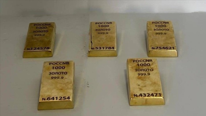 Gold hits fresh record, approaches $4,900