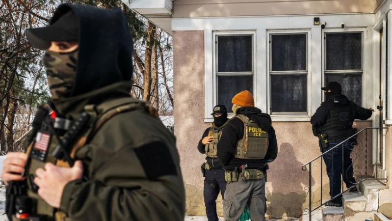 ICE officers assert sweeping power to enter homes without a judge’s warrant, memo says