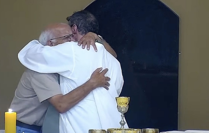 In Brazil, images go viral after priest interrupts Eucharist to comfort crying elderly man