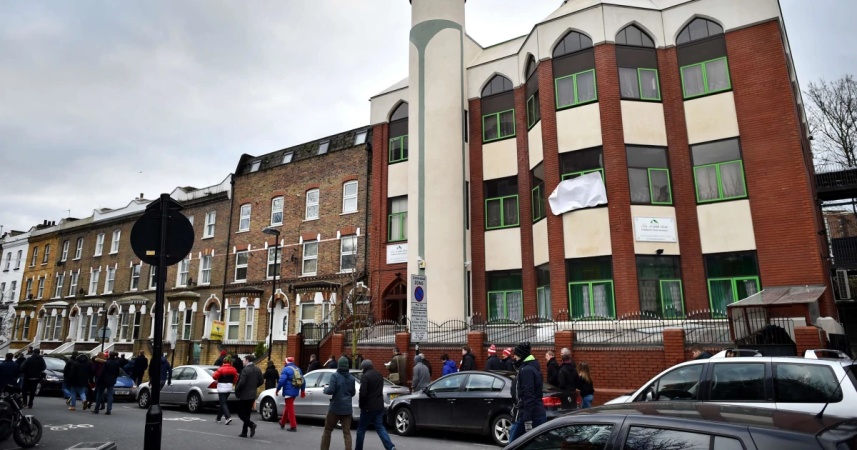 Investigation: Muslims worldwide being frozen out of basic banking services + Reason