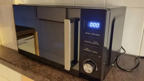 Microwave does not make room a flat, judge rules