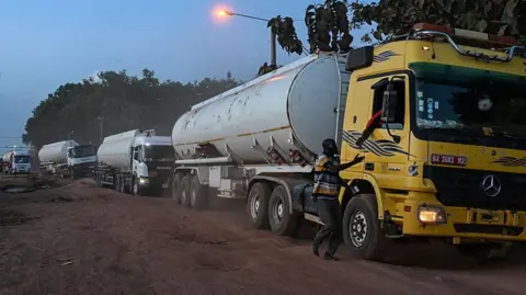 Niger revokes licences of tanker drivers who refuse to go to Mali amid jihadist blockade