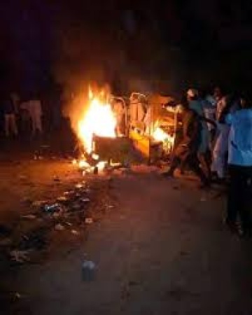 Suspected phone thief set ablaze by angry mob in Kano.