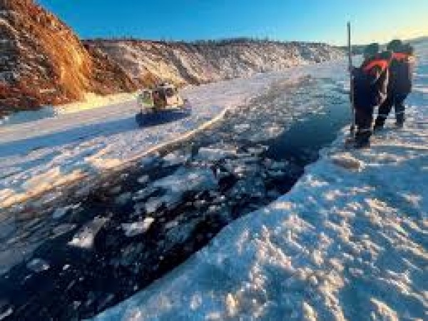 Divers recover bodies of seven Chinese tourists from bottom of lake