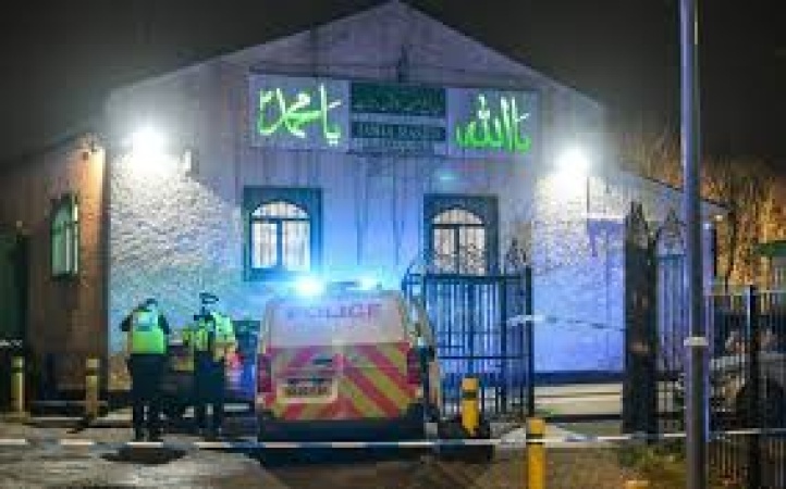 Teenager stabbed to death outside UK mosque 