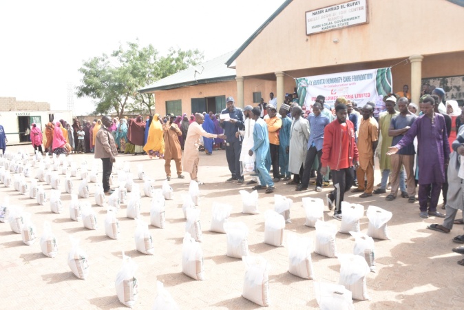 Ramadan charity: TY Buratai Humanity Care Foundation and UFAM Holdings extend food relief to Kaduna community