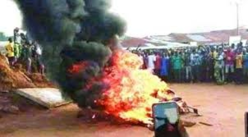 Mob set suspected phone snatcher ablaze in Jos