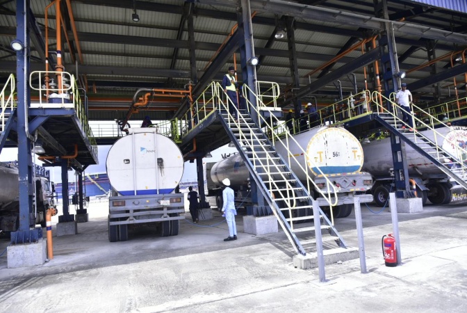 Petrol price may hit N1,400/litre as Dangote Refinery suspends loading