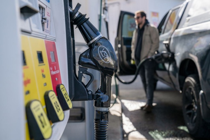 Trump administration starts to panic over rapidly rising oil costs