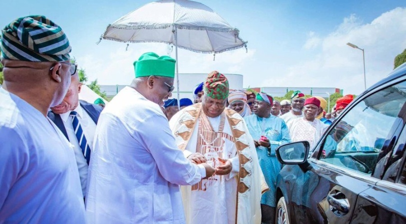 Mutfwang presents new official vehicles to Plateau traditional rulers
