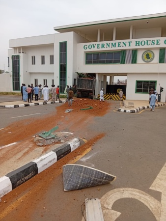 Truck loaded with sand crashes into Gombe govt house