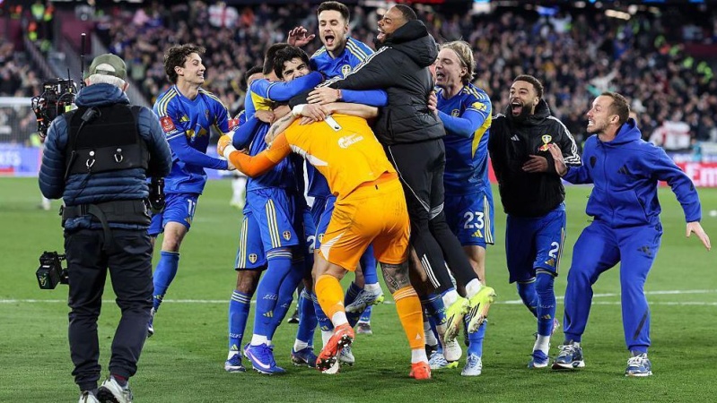 Leeds United will play Chelsea at Wembley after reaching the FA Cup semi-finals for the first time in 39 years.