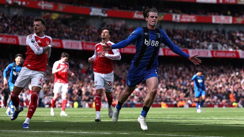 Arsenal title hopes hit by Bournemouth defeat