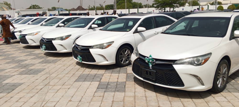 Bauchi Governor presents official vehicles to newly appointed emirs, district heads