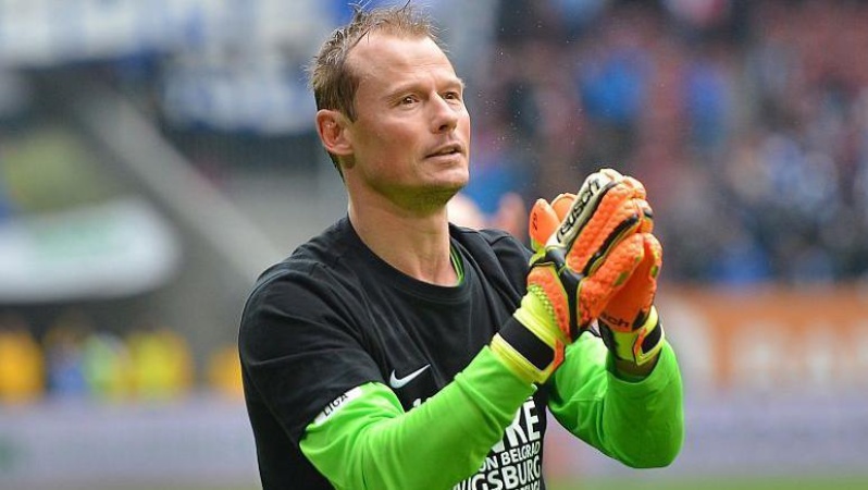 Arsenal's ex-goalkeeper dies after train hits his car