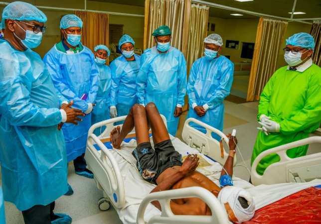 Gov AbdulRazaq pays get-well soon visit to hospitalised soldiers, announces cash awards