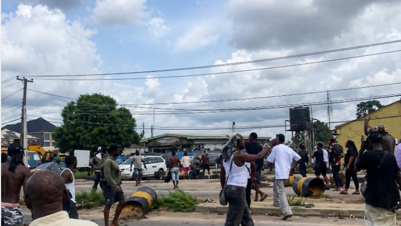 Delta police shooting: Chaos as protesters storm Effurun Police Area Command