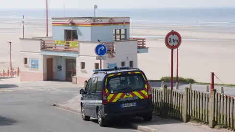 Four people die trying to board boat in Channel crossing attempt