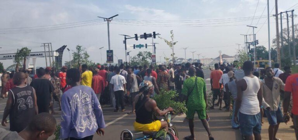Angry youths storm Anambra Government House with dead body as security agents kill newly married man