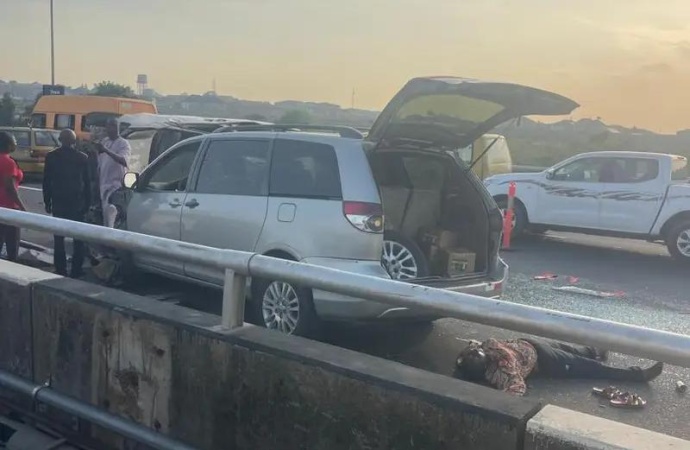 Female passenger dies, four injured in Third Mainland Bridge crash