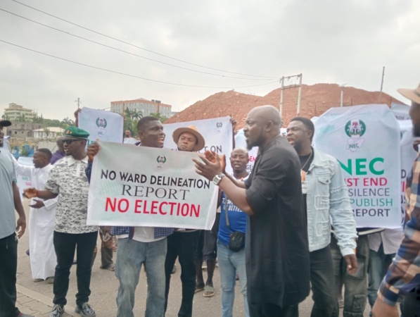 Delta: Warri youths besiege INEC HQ, threaten 2027 polls