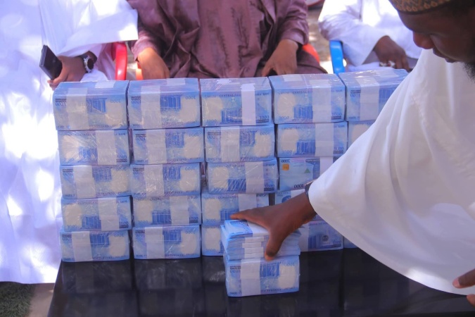 Another lawmaker donates cash to APC officials in Borno