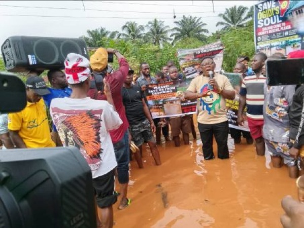 Anambra youths block Onitsha - Awka old road, protest flood disaster 