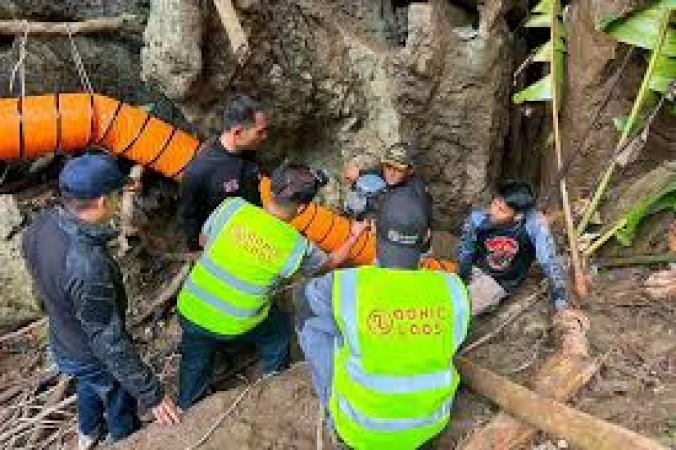 Four more men freed from flooded Laos cave after 10 days