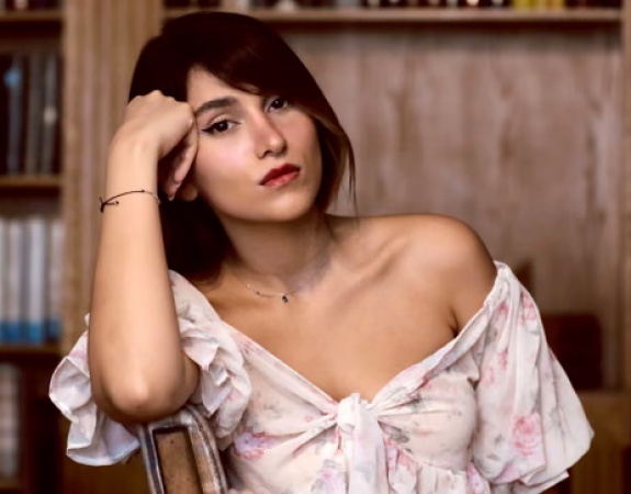 Iranian Singer Parastoo sentenced to 74 lashes for singing online without hijab ‎ 