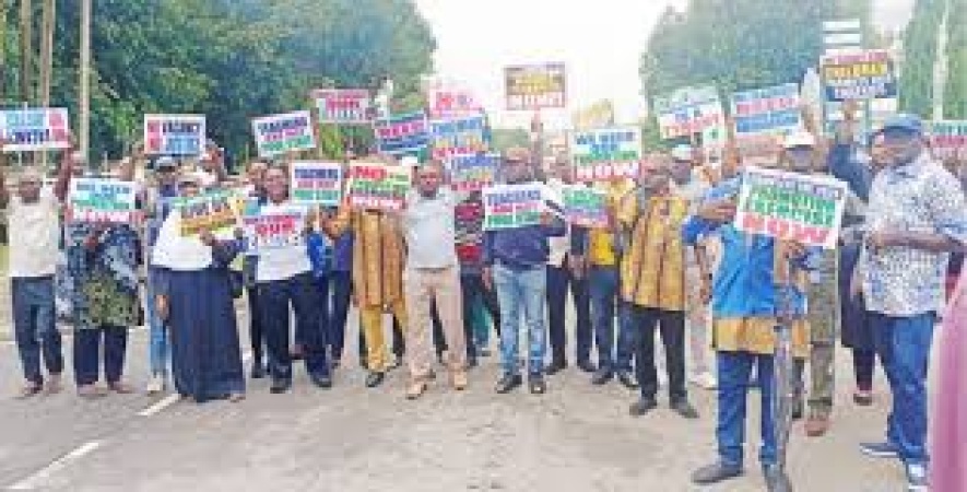 FCT teachers protest delayed promotion, demand commission chairman’s resignation