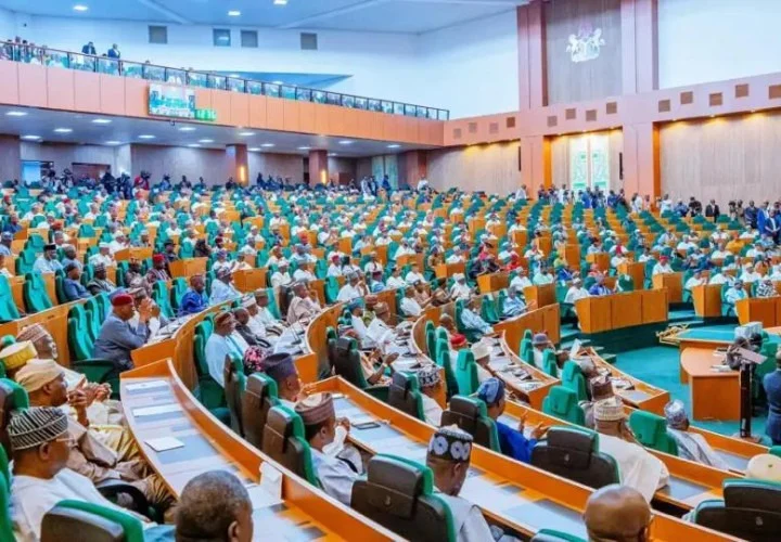 JUST IN: Six Oyo Rep members dump PDP for APM