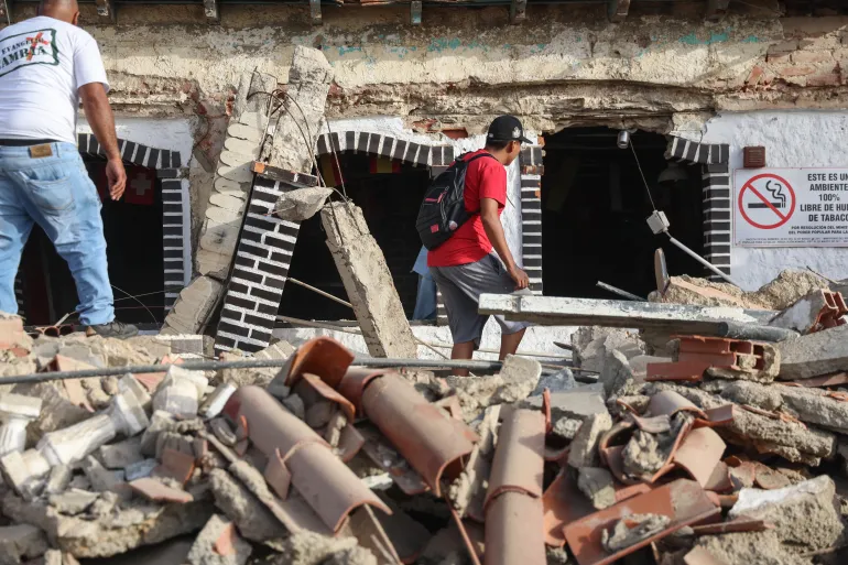 Venezuelans dig for earthquake survivors as 72-hour rescue window nears end