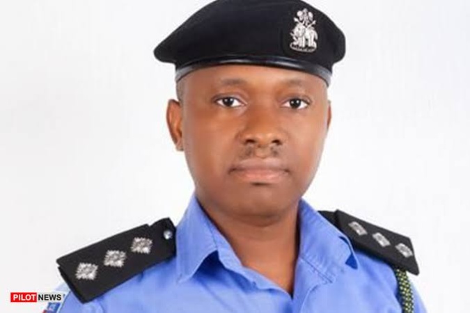 Police gun down robbery kingpin, nab four in Enugu border raids