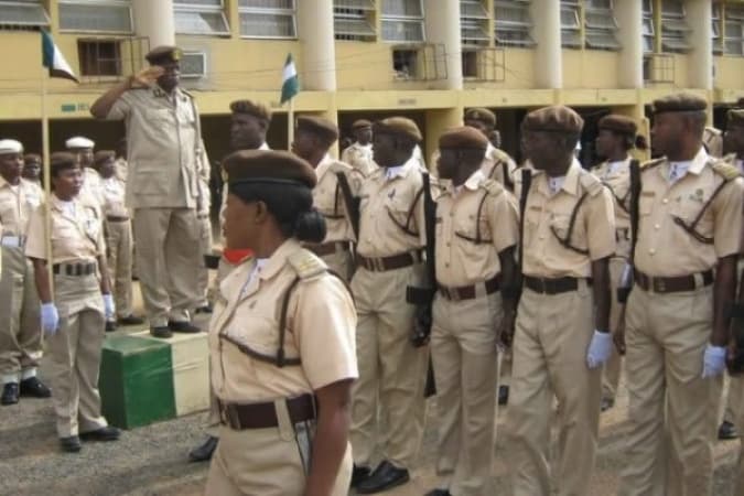 Immigration arrests 378 illegal immigrants in Ogun