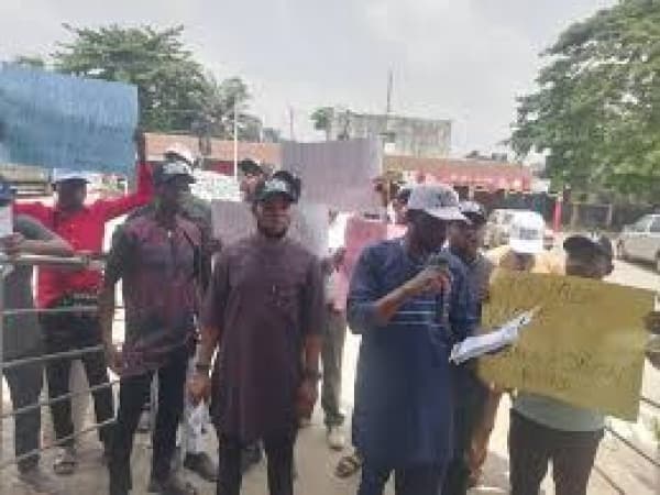 Youths condemn inauguration of non-existing Abraka-Oben road in Edo